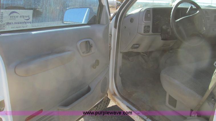 image for item G5591 2000 Chevrolet 2500 pickup truck