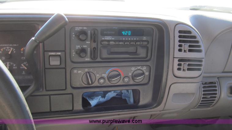 image for item G5591 2000 Chevrolet 2500 pickup truck