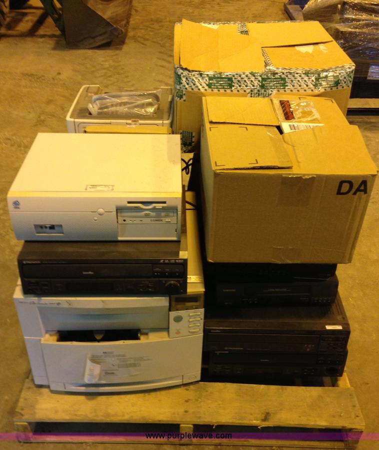 image for item B1706 Assorted electronics