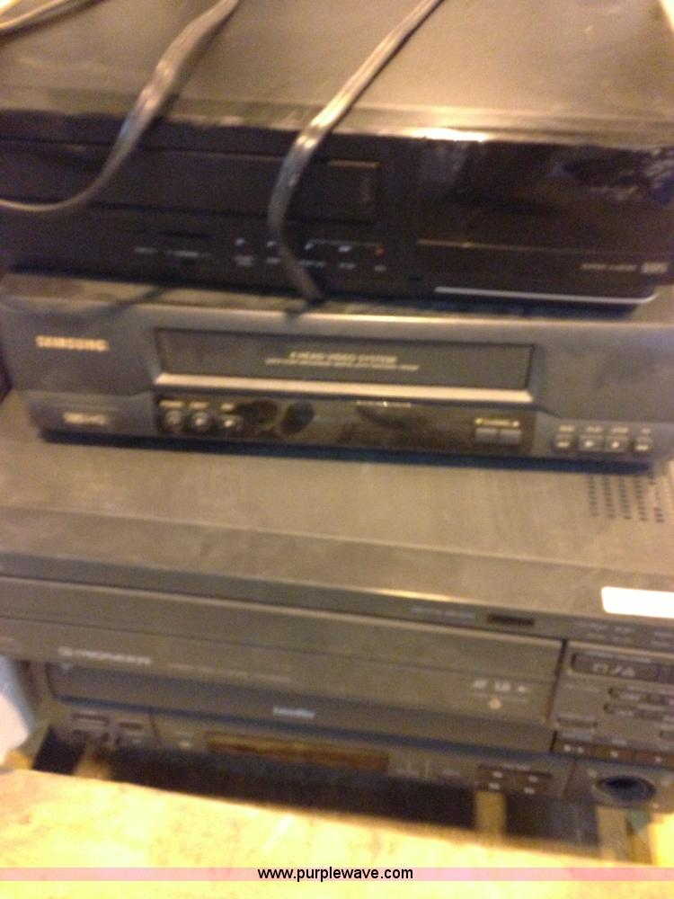 image for item B1706 Assorted electronics