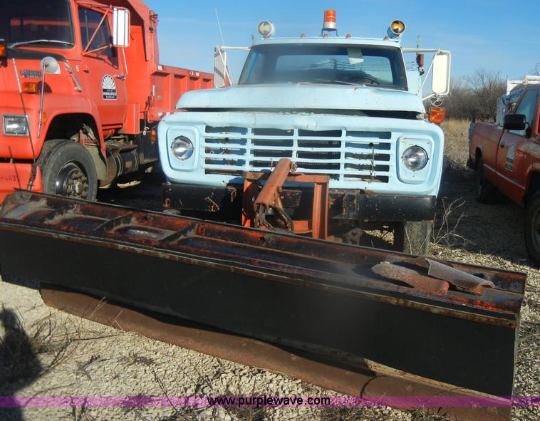 image for item D4572 1975 Ford F600 dump truck