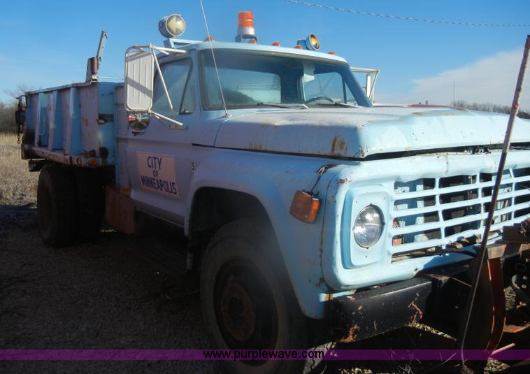 image for item D4572 1975 Ford F600 dump truck