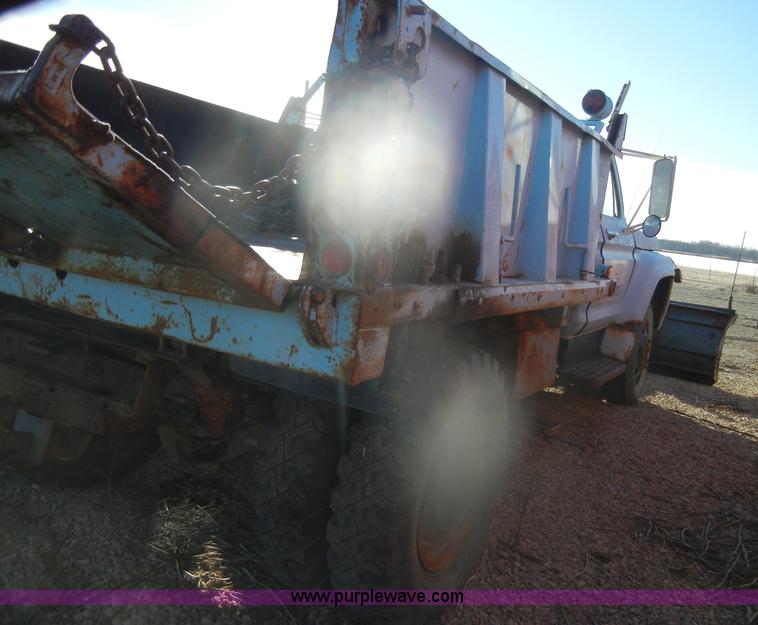 image for item D4572 1975 Ford F600 dump truck