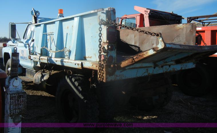 image for item D4572 1975 Ford F600 dump truck