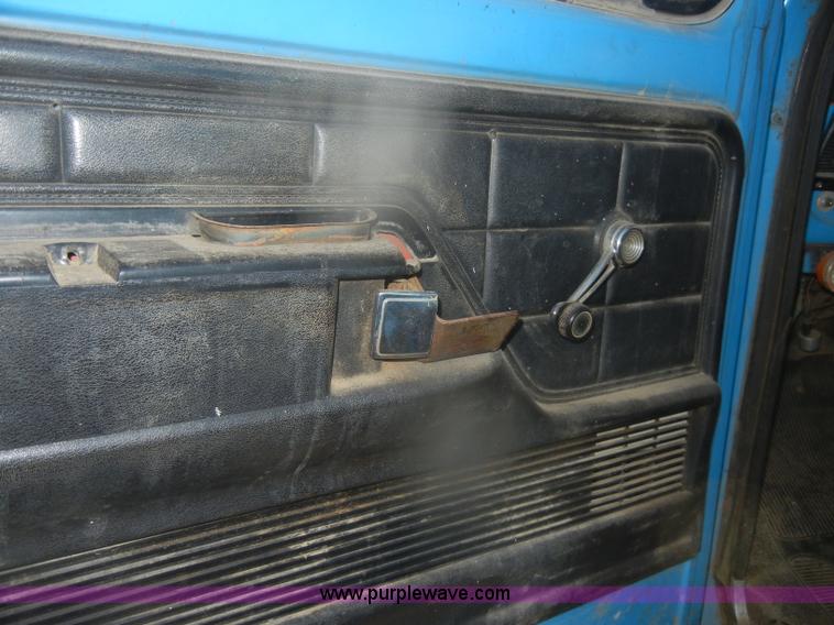 image for item D4572 1975 Ford F600 dump truck