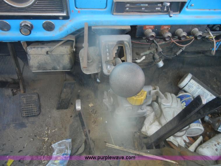 image for item D4572 1975 Ford F600 dump truck