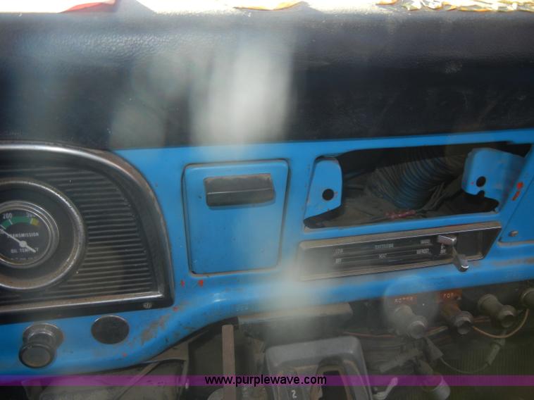 image for item D4572 1975 Ford F600 dump truck