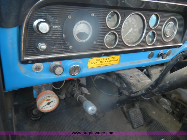 image for item D4572 1975 Ford F600 dump truck