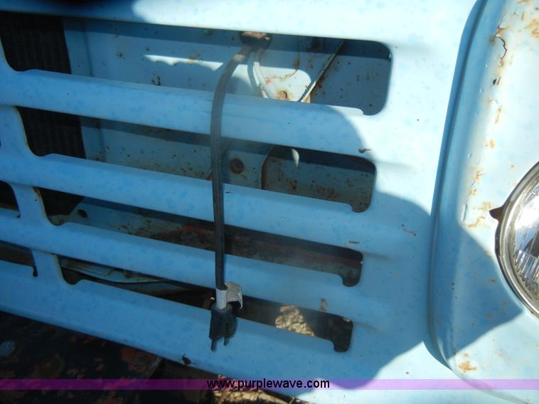 image for item D4572 1975 Ford F600 dump truck