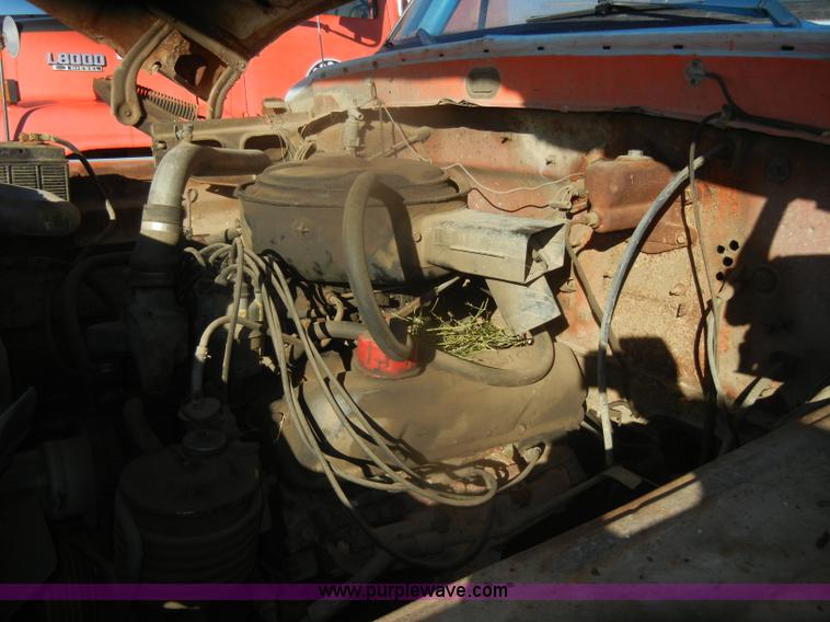 image for item D4572 1975 Ford F600 dump truck