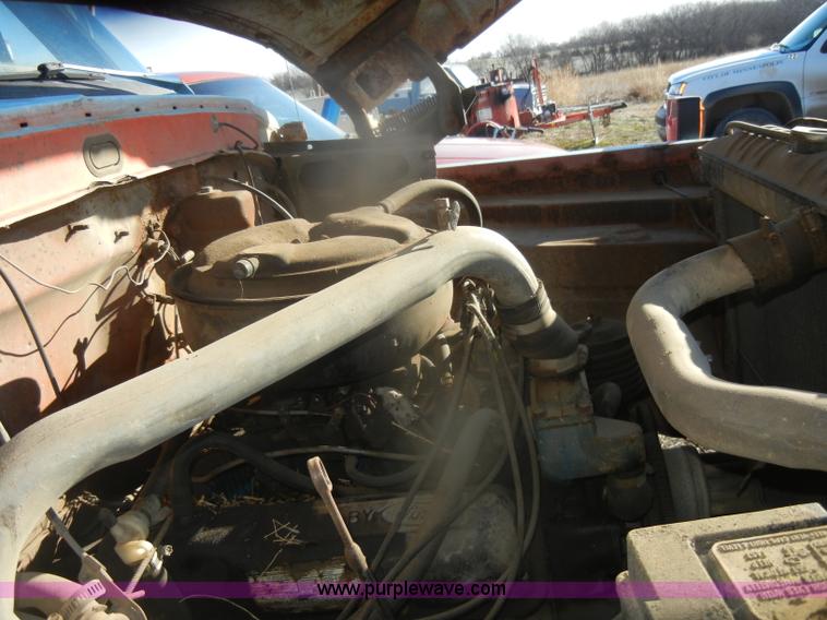 image for item D4572 1975 Ford F600 dump truck