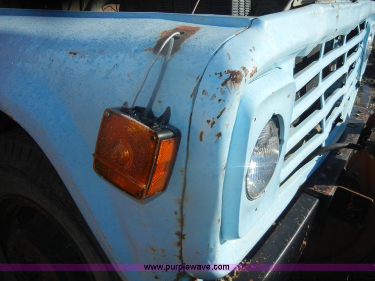 image for item D4572 1975 Ford F600 dump truck