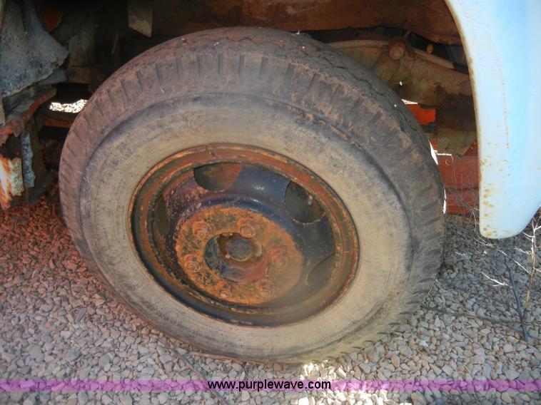 image for item D4572 1975 Ford F600 dump truck