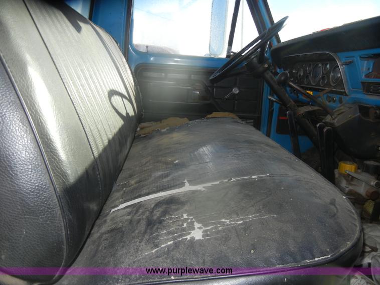 image for item D4572 1975 Ford F600 dump truck
