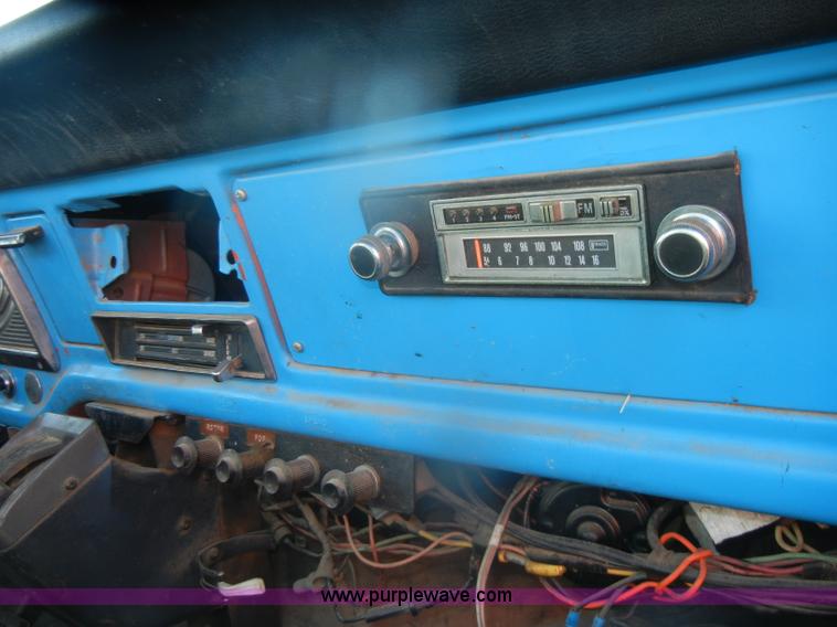 image for item D4572 1975 Ford F600 dump truck