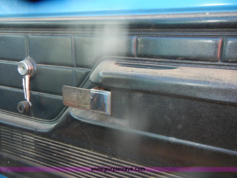 image for item D4572 1975 Ford F600 dump truck