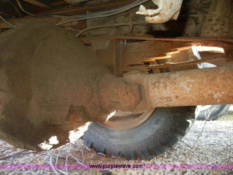 image for item D4572 1975 Ford F600 dump truck