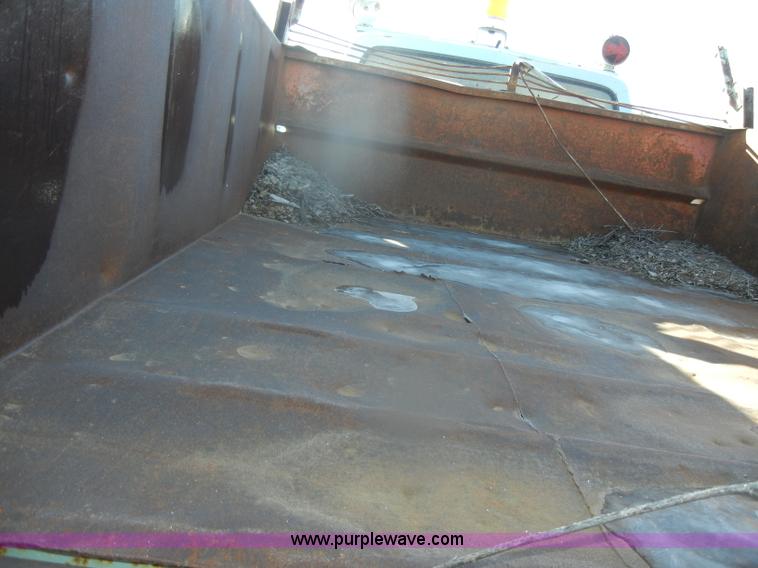 image for item D4572 1975 Ford F600 dump truck