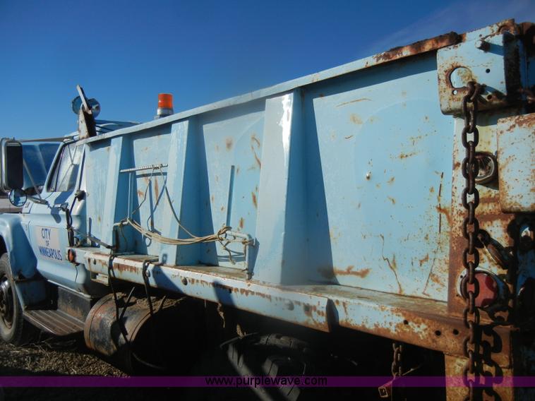 image for item D4572 1975 Ford F600 dump truck