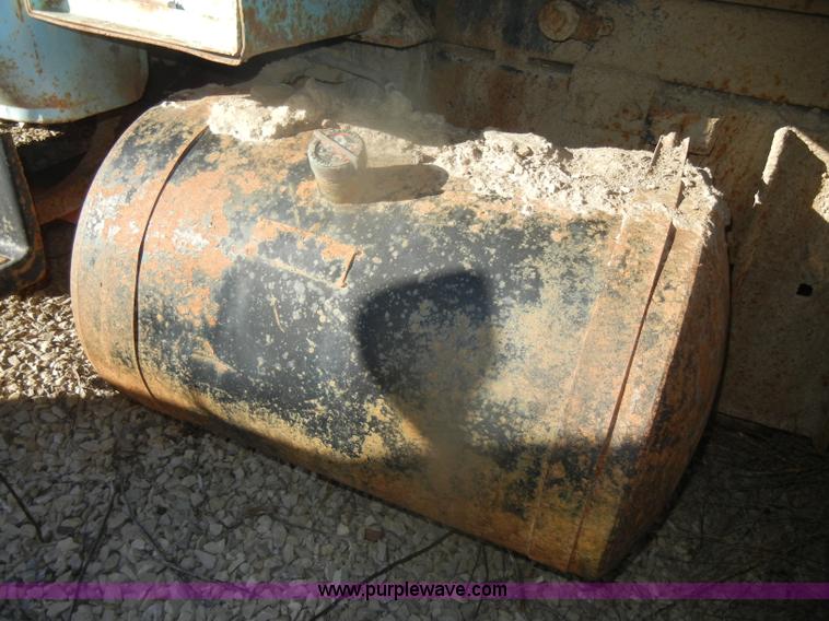 image for item D4572 1975 Ford F600 dump truck