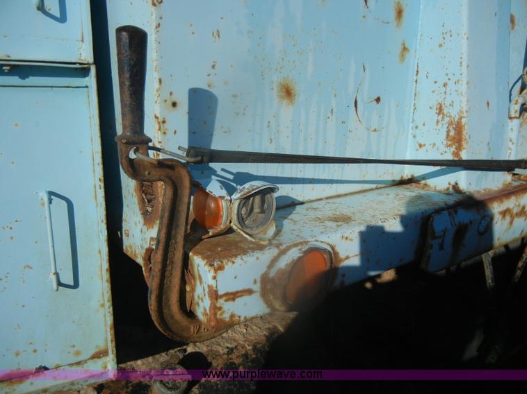 image for item D4572 1975 Ford F600 dump truck