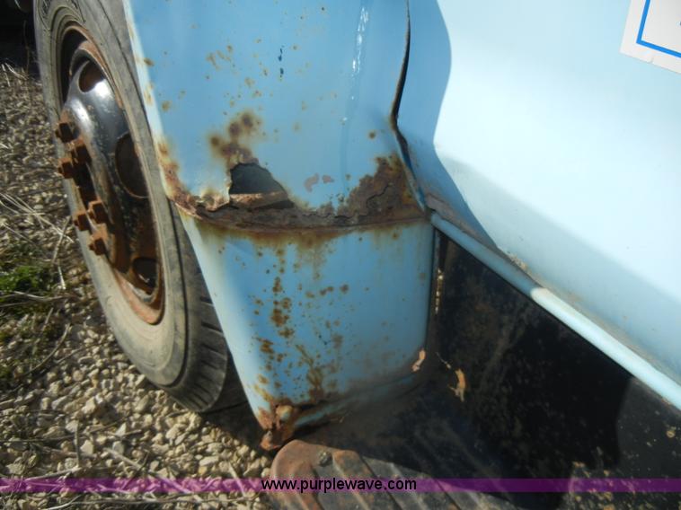 image for item D4572 1975 Ford F600 dump truck