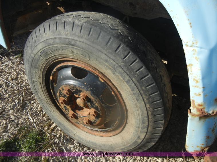 image for item D4572 1975 Ford F600 dump truck