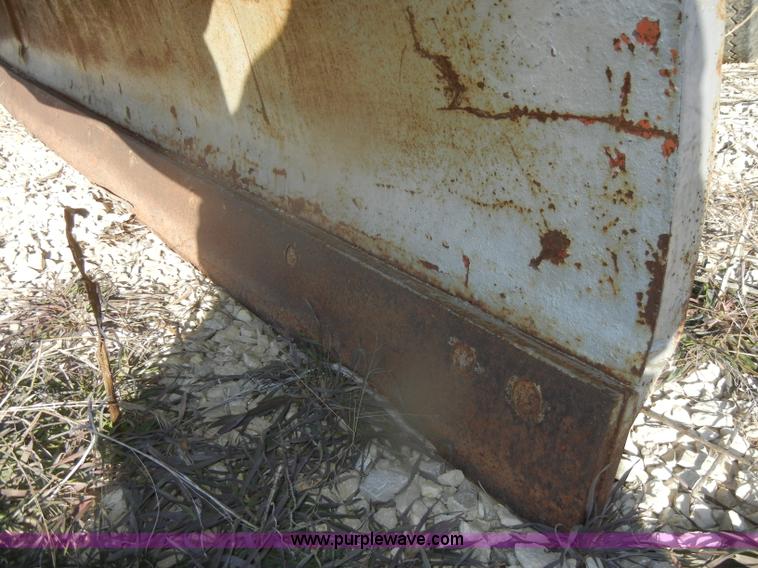 image for item D4572 1975 Ford F600 dump truck