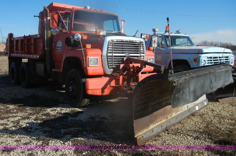 image for item D4573 1989 Ford L8000 dump truck