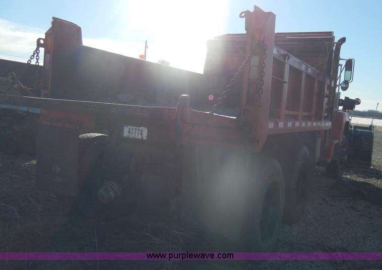 image for item D4573 1989 Ford L8000 dump truck
