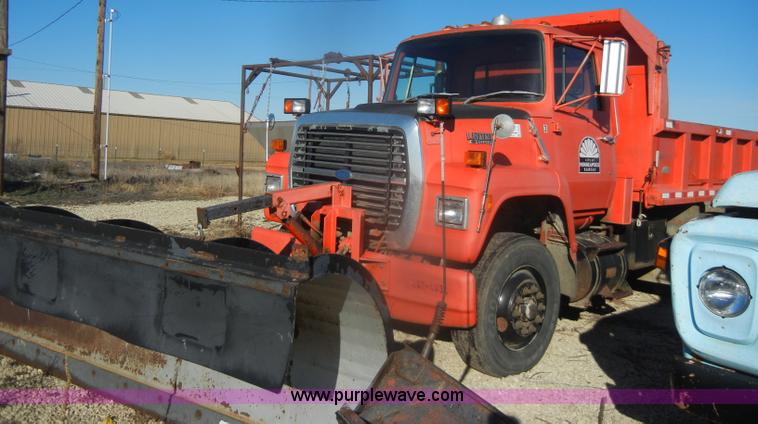 image for item D4573 1989 Ford L8000 dump truck