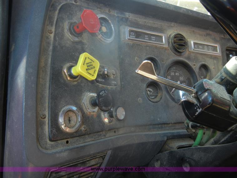 image for item D4573 1989 Ford L8000 dump truck