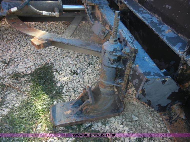 image for item D4573 1989 Ford L8000 dump truck