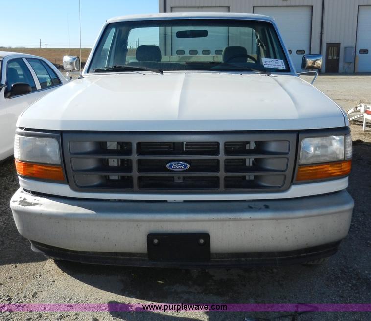 image for item D4591 1995 Ford F150 XL pickup truck