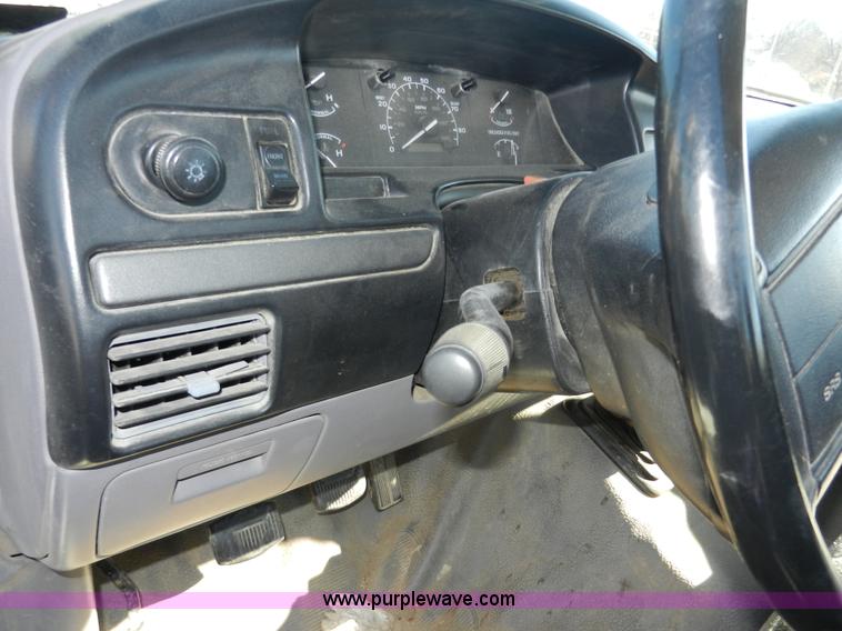 image for item D4591 1995 Ford F150 XL pickup truck