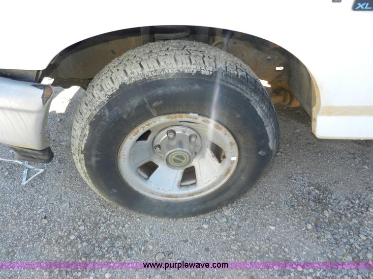 image for item D4591 1995 Ford F150 XL pickup truck