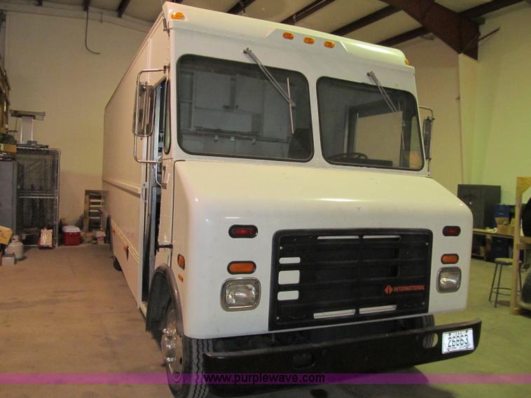 image for item D7046 1987 International Metro II box truck