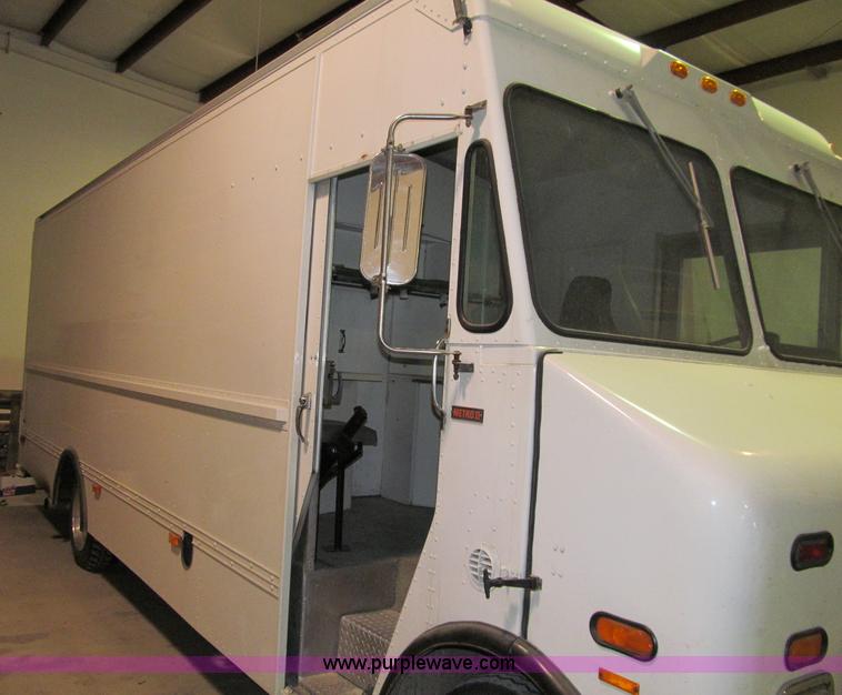 image for item D7046 1987 International Metro II box truck