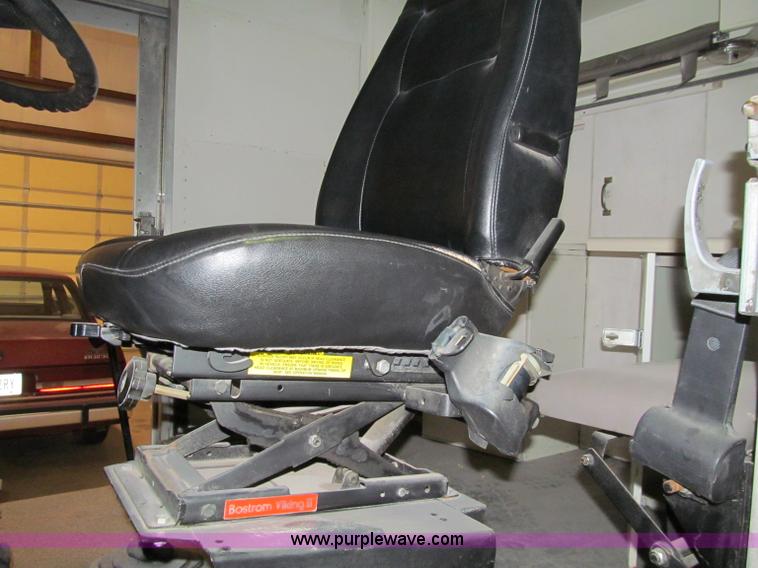 image for item D7046 1987 International Metro II box truck