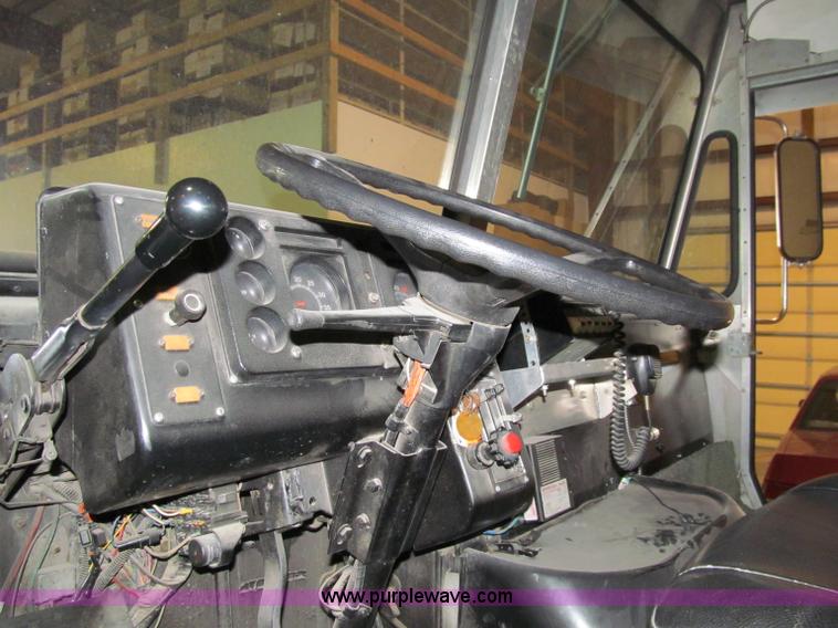 image for item D7046 1987 International Metro II box truck