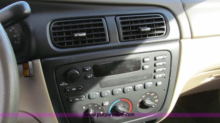 image for item E3640 2001 Ford Taurus LX