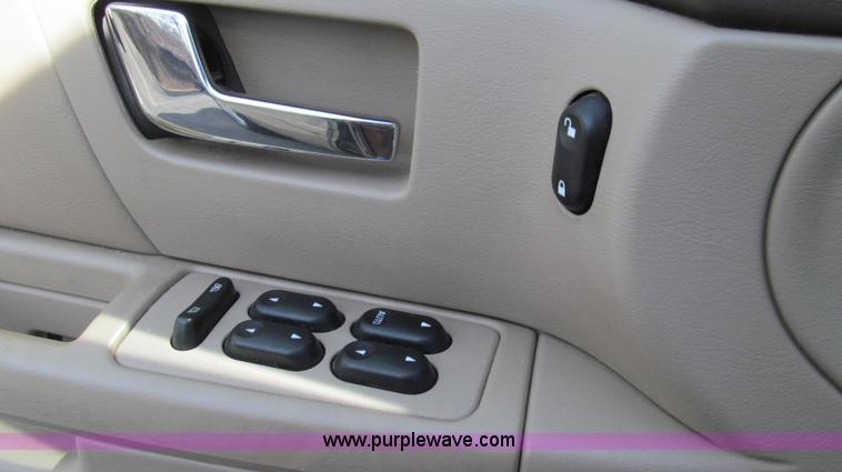 image for item E3640 2001 Ford Taurus LX