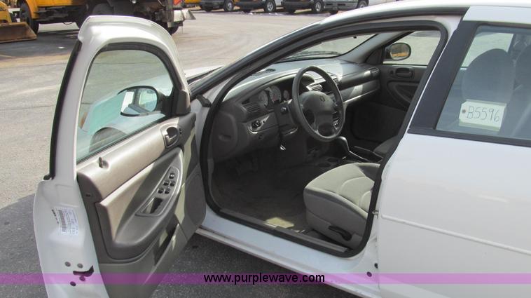 image for item E3642 2004 Dodge Stratus SE