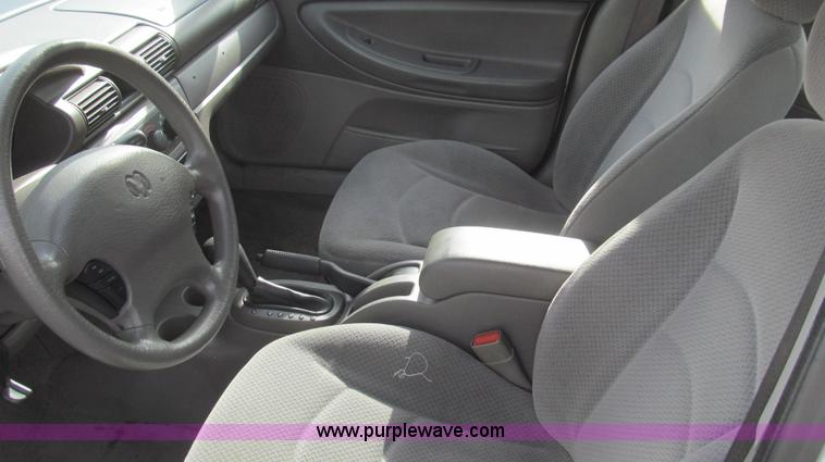 image for item E3642 2004 Dodge Stratus SE
