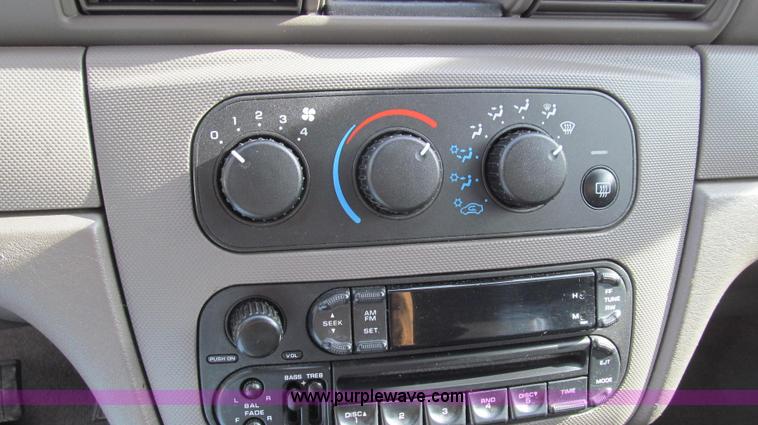 image for item E3642 2004 Dodge Stratus SE