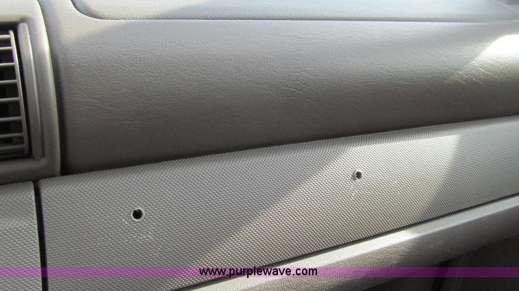 image for item E3642 2004 Dodge Stratus SE