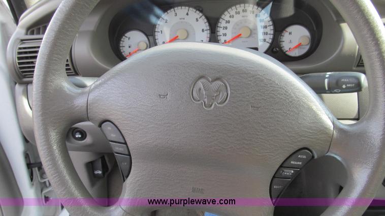 image for item E3642 2004 Dodge Stratus SE