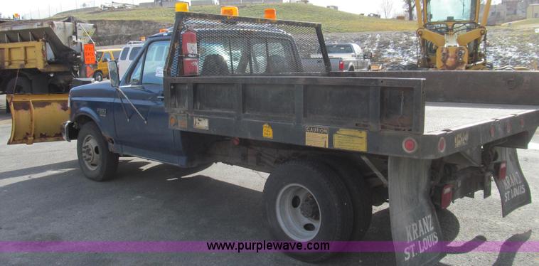 image for item E3645 1995 Ford F350 XL flatbed truck