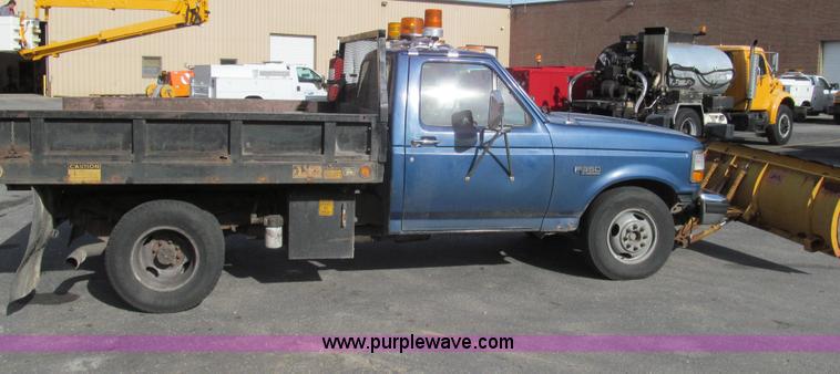 image for item E3645 1995 Ford F350 XL flatbed truck