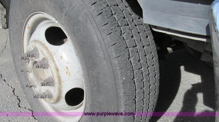 image for item E3645 1995 Ford F350 XL flatbed truck